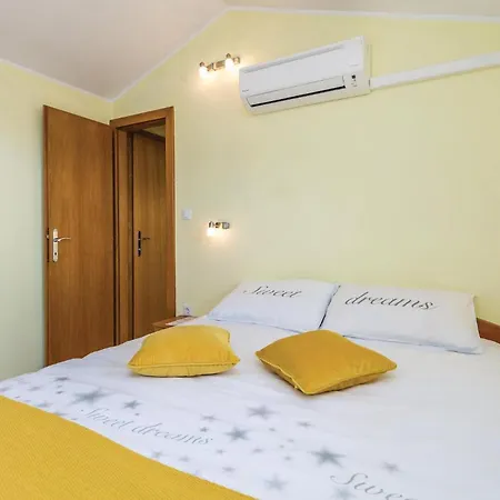 Nice Home In Brsec With House Sea View Holiday home *